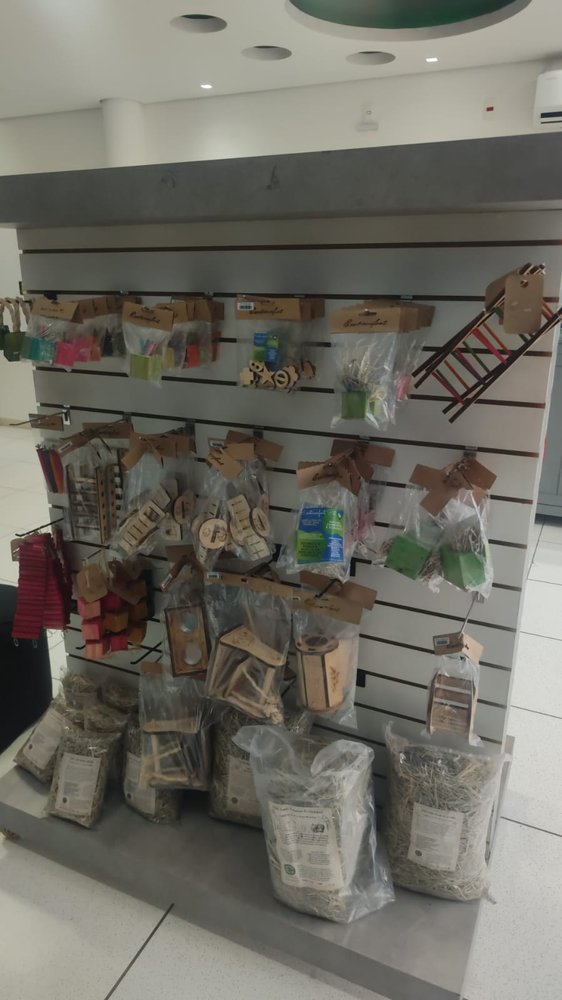 Feno e brinquedos para pets não convencionais