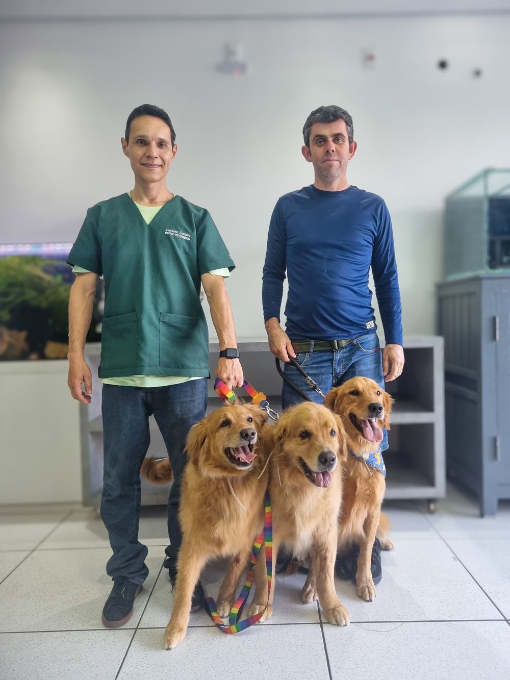 Dr. Thiago com três cães golden retriever ao lado do tutor